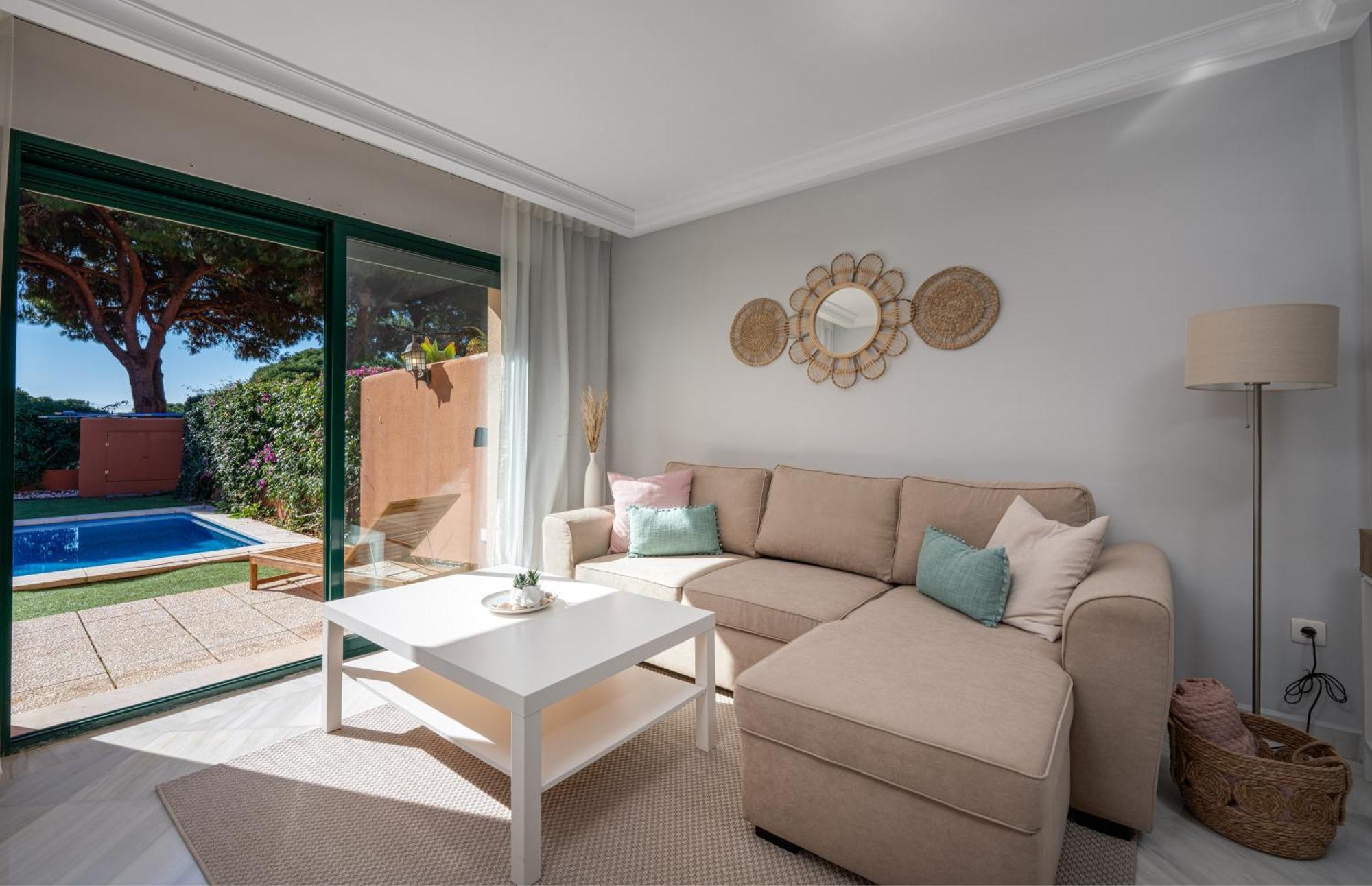 Apartment Retreat: Private Pool & Frontline Golf Marbella