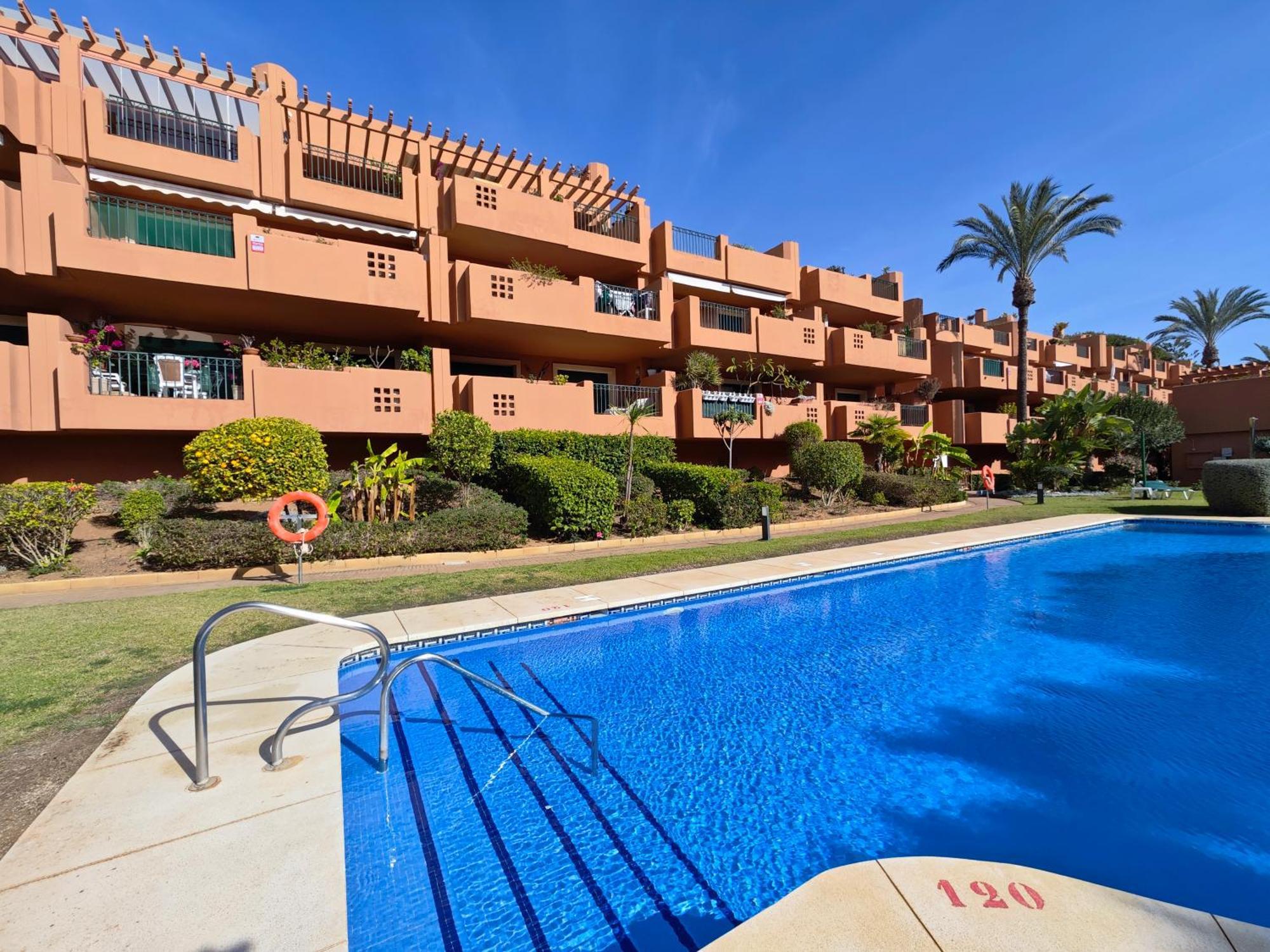 Apartment Retreat: Private Pool & Frontline Golf *